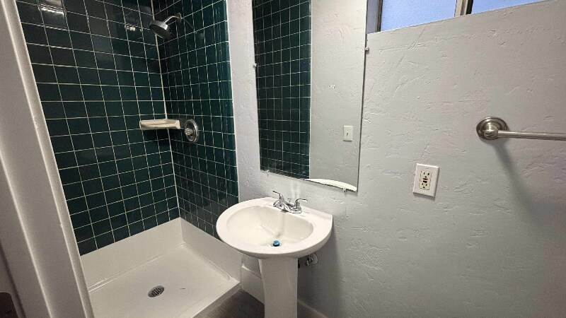 Building Photo - 426 E Plaza Blvd