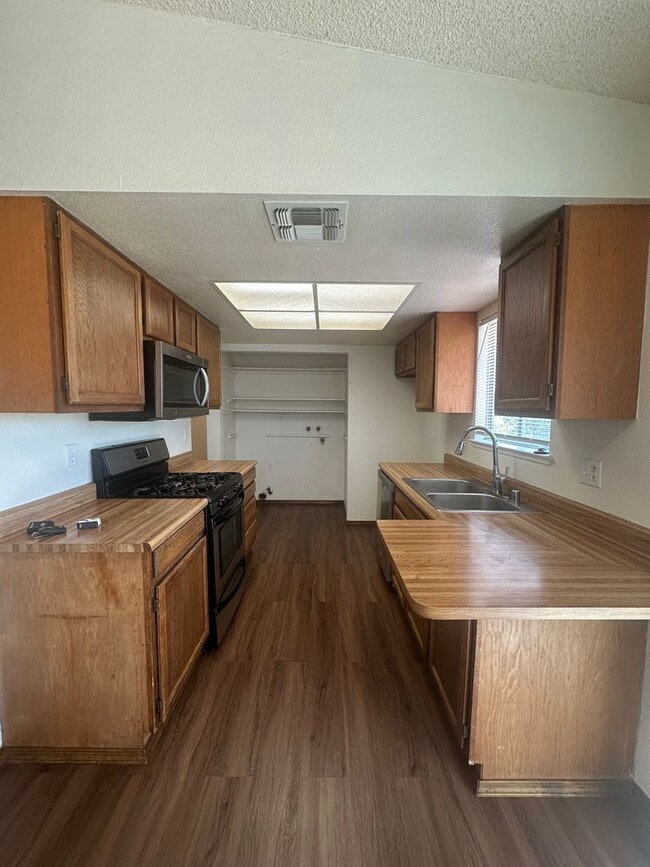 Building Photo - Upcoming vacancy!  Well maintained home on...
