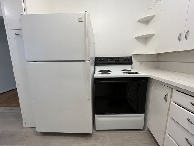 Building Photo - Cozy 1-Bedroom Apartment with Natural Light & Outdoor Living-Single level, feels more like a home...