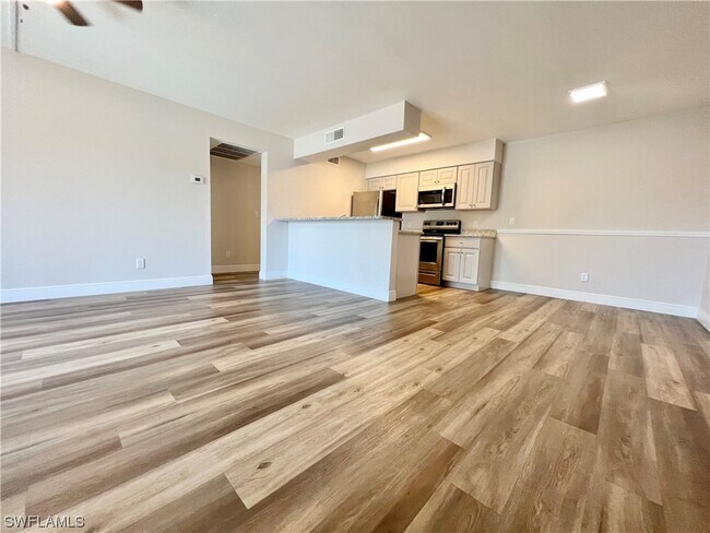 Building Photo - 5311 Summerlin Rd