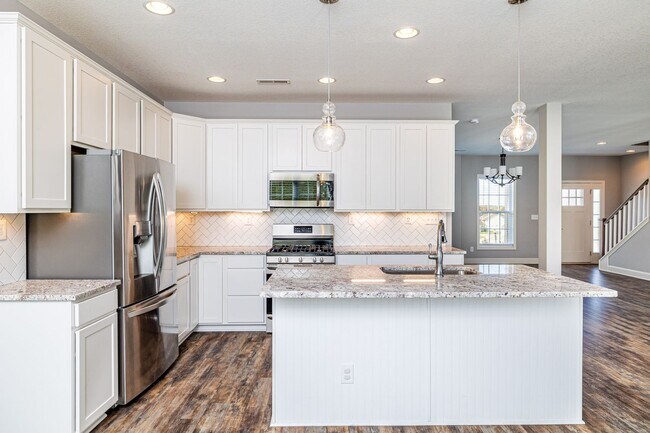 Building Photo - Maryville 37801 - 4 bedroom, 2.5 bath home...