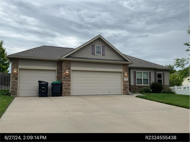 Building Photo - Spacious home in super nice neighborhood in Northwest Omaha in Elkhorn School District for under ...
