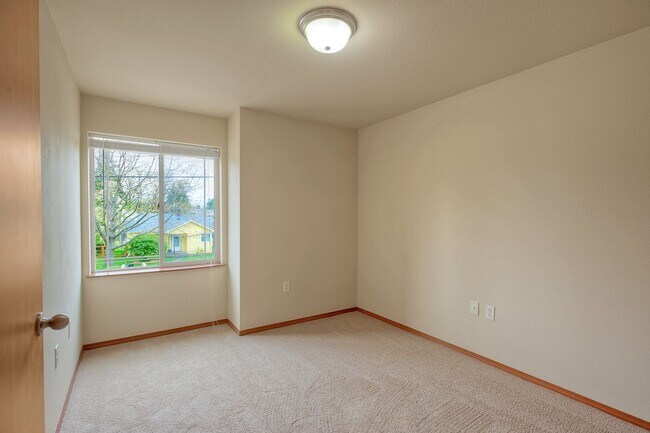 Building Photo - SOUTH SEATTLE HOME WITH YARD & 2 CAR GARAGE!