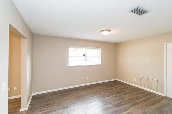 Building Photo - 5942 Jaguar Dr W
