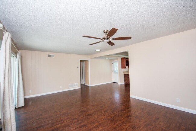 Building Photo - Single Family Stunner!