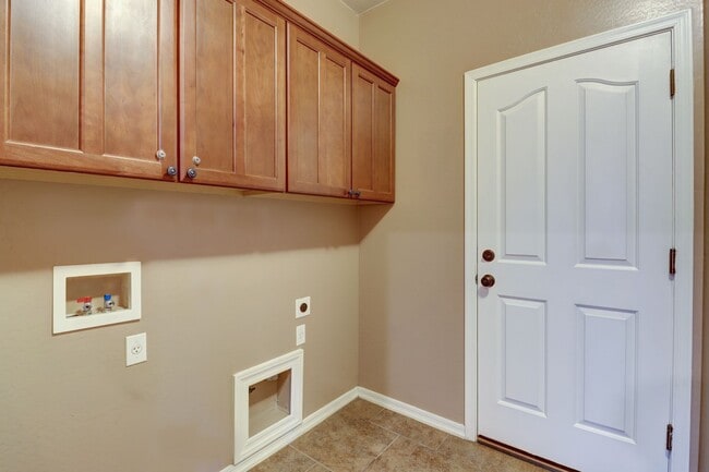 Building Photo - Beautiful 4 bedroom 2 bathroom home in Pre...