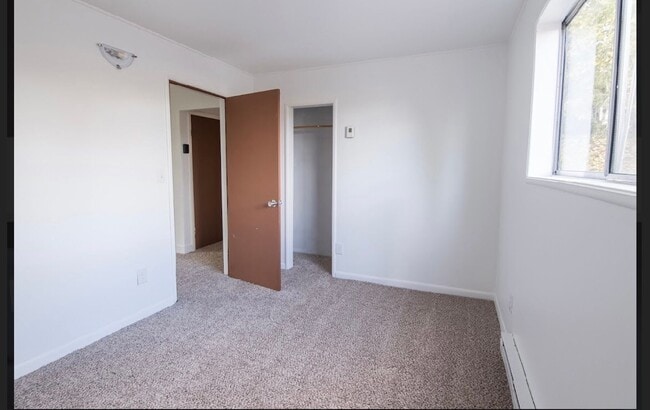 Building Photo - 3 bedroom 1 bathroom house close to Hendricks Park!