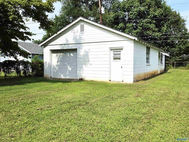 Building Photo - 2007 Vanderbilt Cir SW