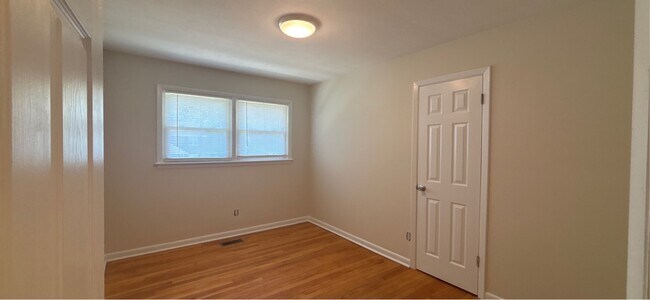 Building Photo - 1070 Rulnick St
