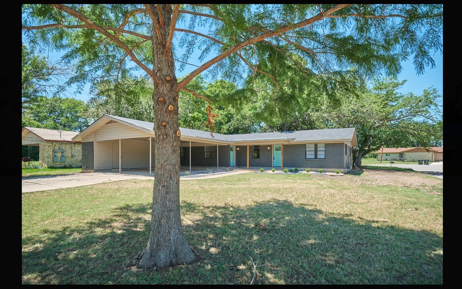 Front yard - 4400 Shallowbrook Trl