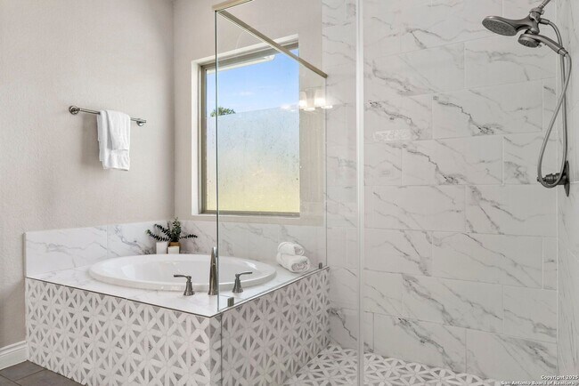 Building Photo - Charming Home Awaits: Spacious & in a Prime Location