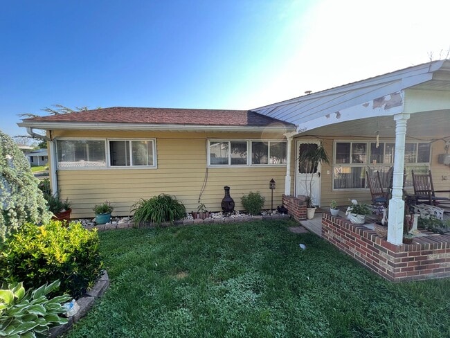 Building Photo - Beautiful Large 3 bedroom 2 bath in Levitt...