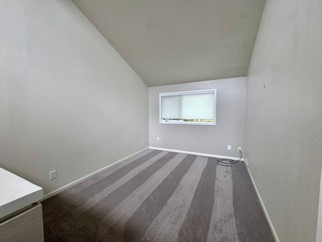 Building Photo - 2045 Eastridge Dr