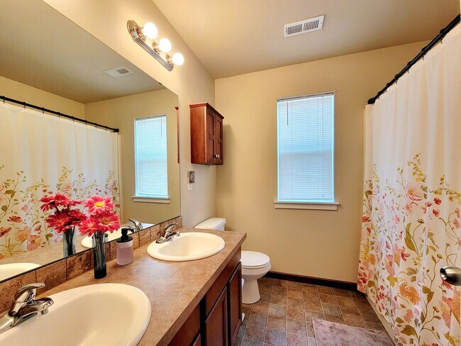 Building Photo - Bright, Spacious 4 bedroom in Poulsbo