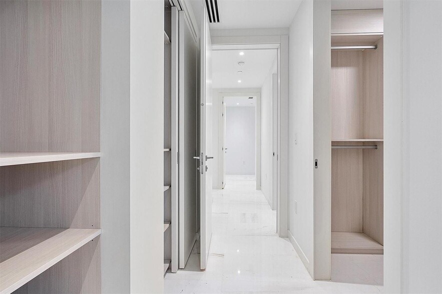 Building Photo - 300 Biscayne Boulevard Way