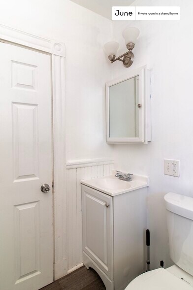 Building Photo - Room in Shared 5 bed/2 bath home in Dorchester Center