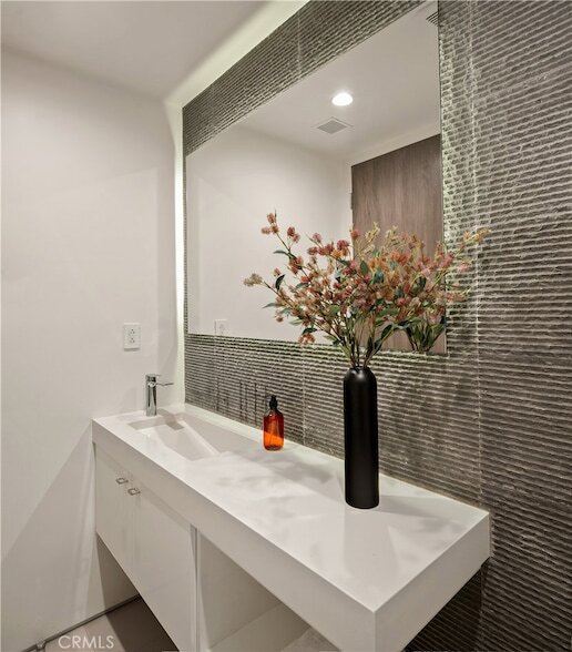 Building Photo - 4242 Vantage Ave