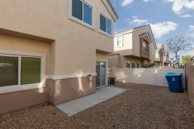 Building Photo - SW 3 br townhome with 2 car garage