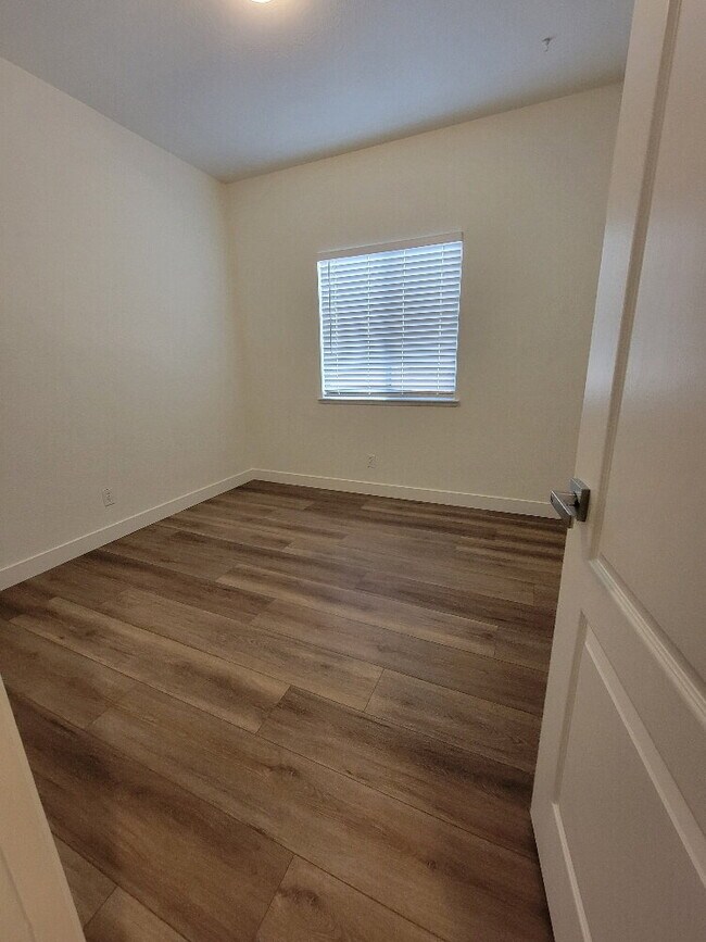 Building Photo - Modern 3-Bedroom, 2-Bathroom Home with Ope...