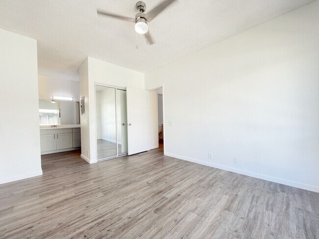 Building Photo - Just Refreshed Ewa Beach Condo with A/C