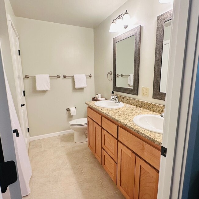 Building Photo - Elegant Townhome – 2 Primary Suites, balco...