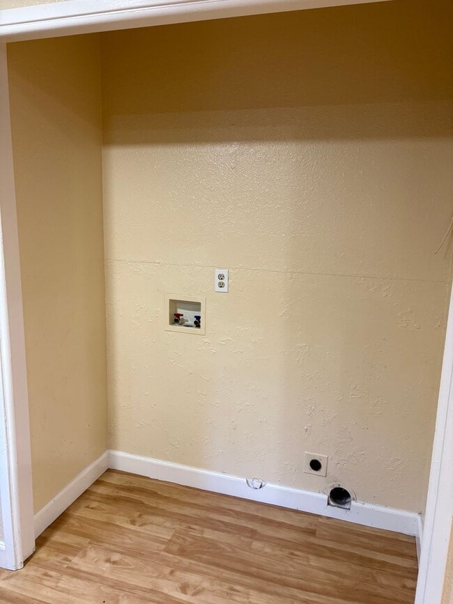 Building Photo - Comfortable place to call home