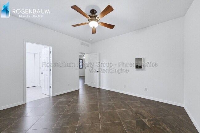 Building Photo - 9336 S 33rd Dr