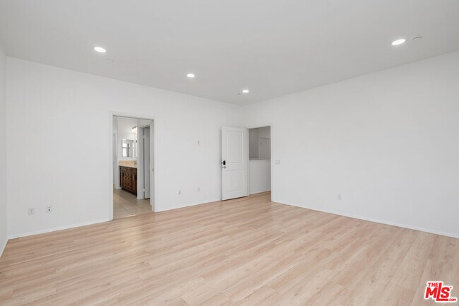 Building Photo - 17053 Cantlay St