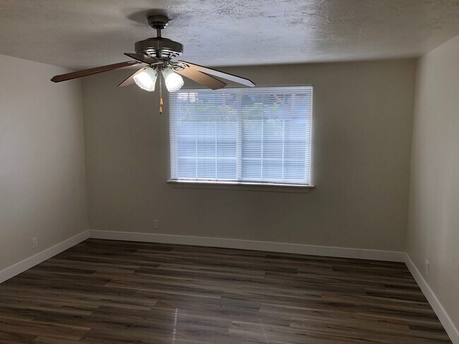 Building Photo - Updated 2 bedroom, 2 bathroom duplex in Sp...