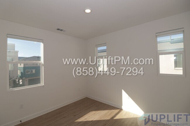 Building Photo - 4 Bed 3.5 Bath Townhome in Chula Vista w/ Washer/Dryer and 2-Car Garage