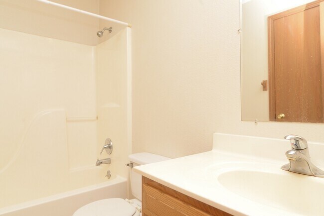 Building Photo - 2504 Southridge Dr