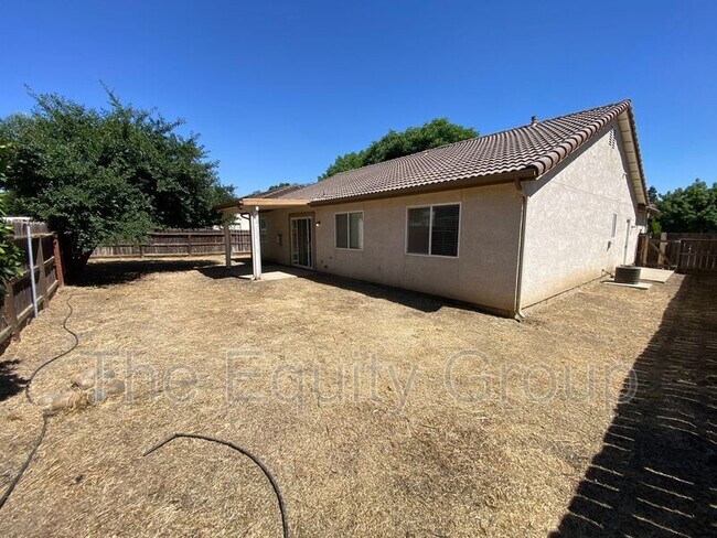 Building Photo - 3848 E Oak Ave