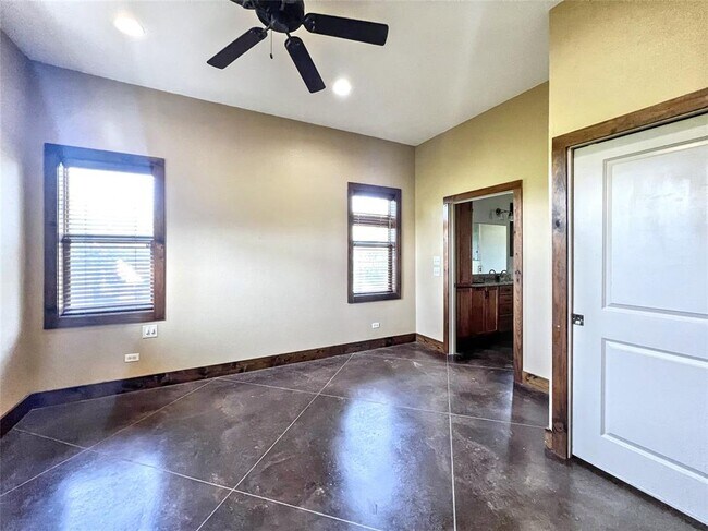 Building Photo - 8750 Scarlet Cir