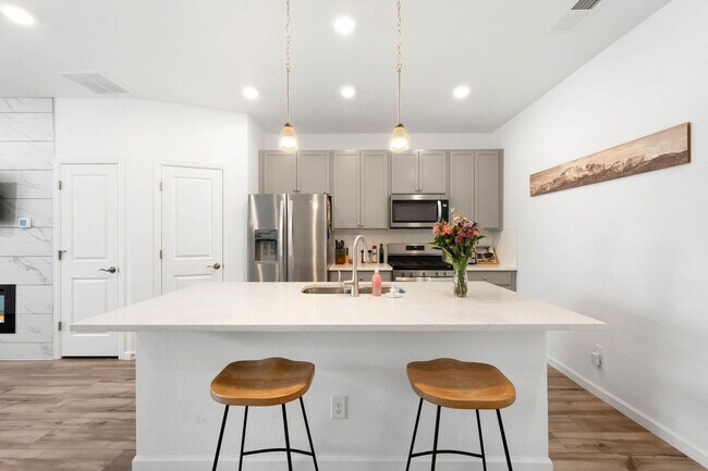 Building Photo - Modern 3BD, 2.5BA Castle Pines Townhome wi...