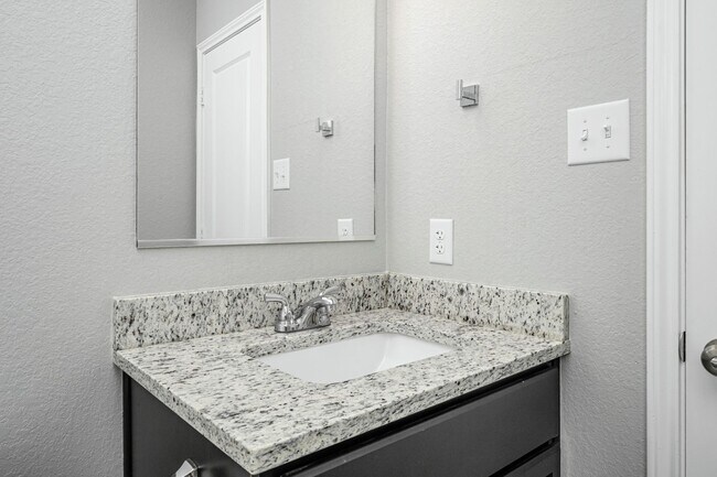 Building Photo - 624 Hollyhock Dr