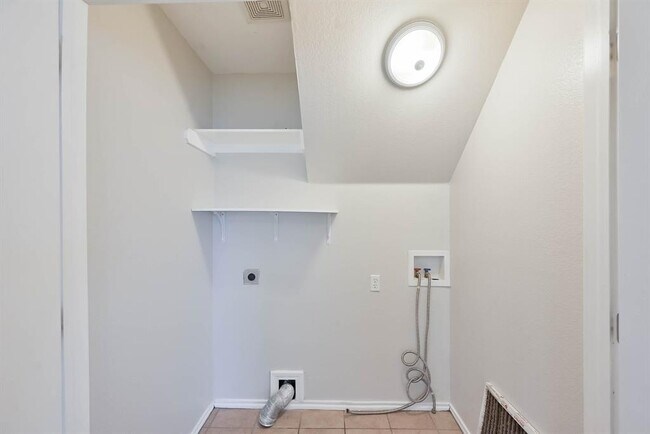 Building Photo - 510 Kings Way Dr
