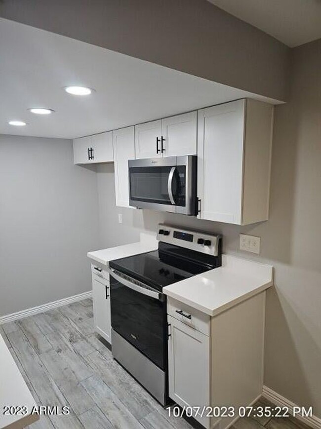 Building Photo - Absolutely Stunning Remodeled 2 Bedroom Co...