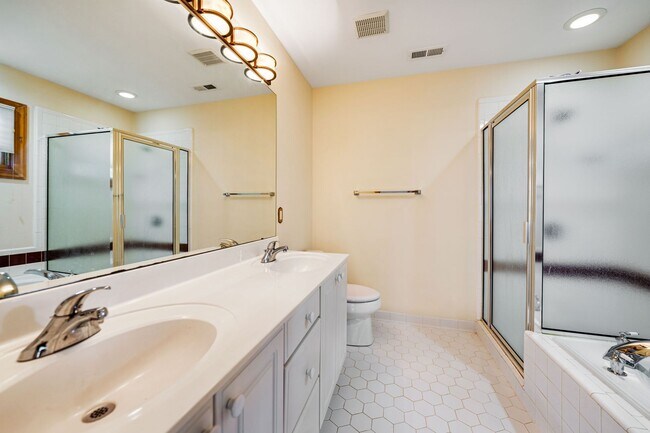 Building Photo - Light filled 2 bed, 2.5 bath townhome with garage minutes from UNC