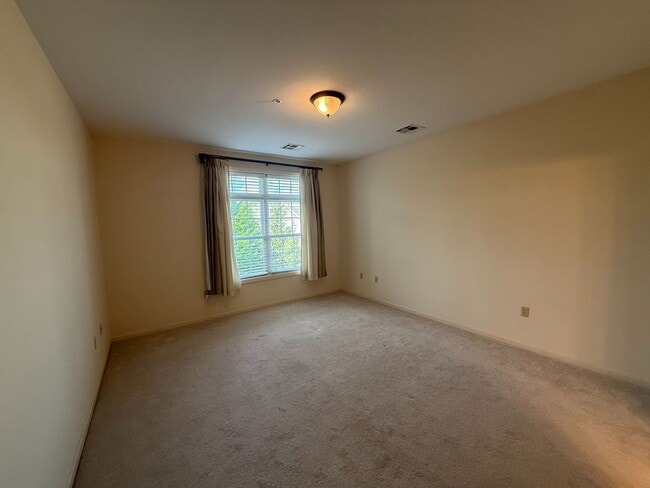 Building Photo - 2-Bedroom Townhome for professionals - The...