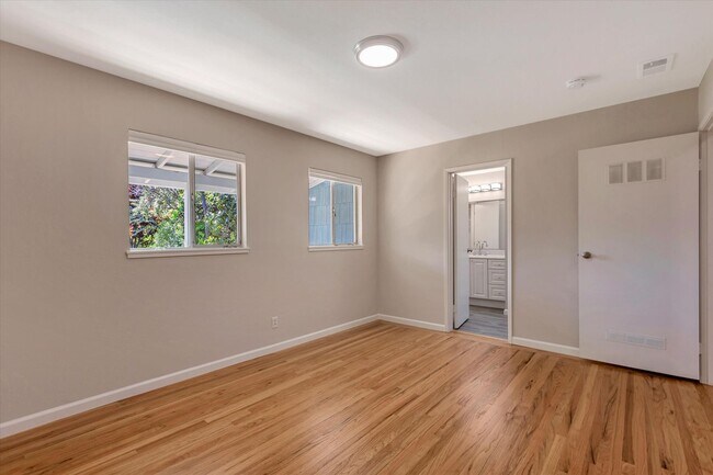 Building Photo - Beautifully Remodeled 4 Bedroom (+ bonus room and closet) 2 Bathroom Mountain View Home!