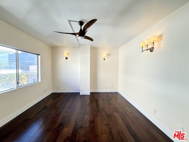 Building Photo - 121 S Palm Dr