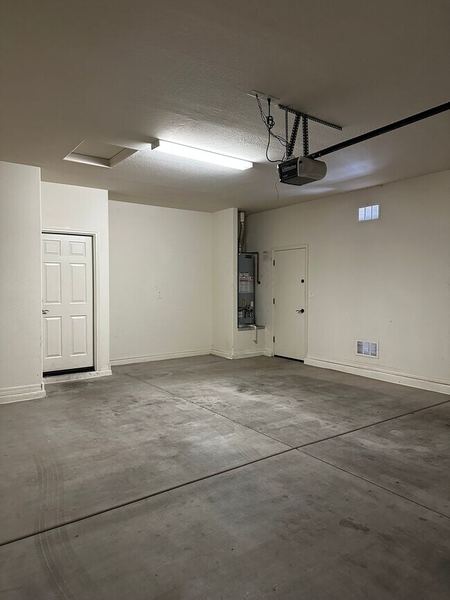 Building Photo - 4 BD + DEN IN CORTESSA IN WADDELL