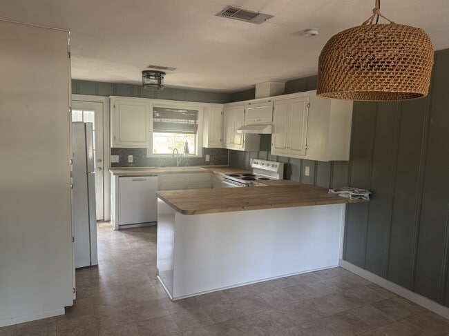 Building Photo - 7148 State Hwy 75 S