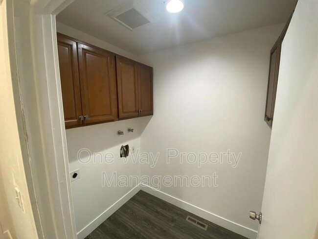 Building Photo - 1330 E 7th St