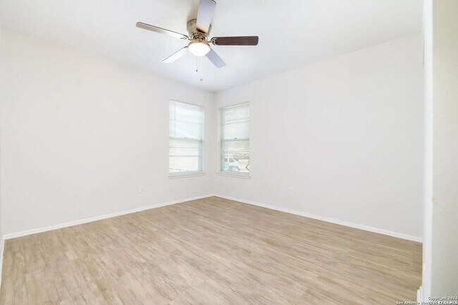 Building Photo - Modern 4-Bedroom House Near Leon Valley