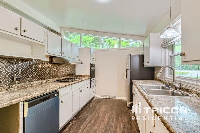 Building Photo - 30477 N Oak Grove Ave