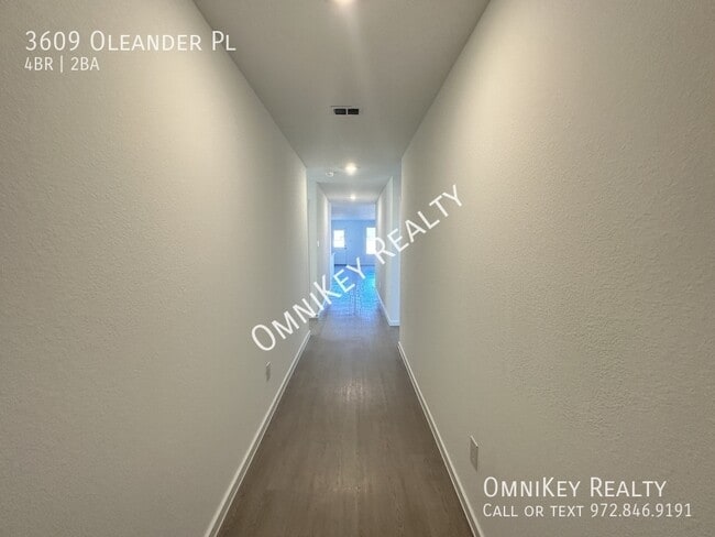 Building Photo - 3609 Oleander Pl