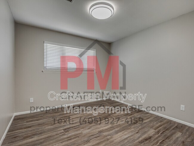 Building Photo - 13601 Pinehurst Rd