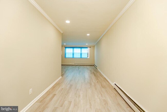 Building Photo - 703 N Oxford Ave