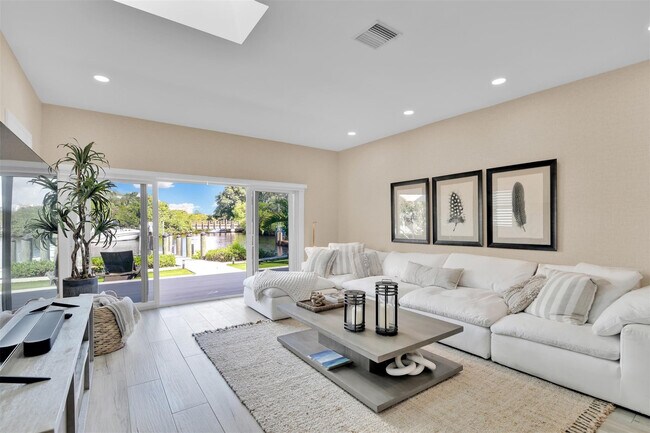 Building Photo - 17026 Bay St